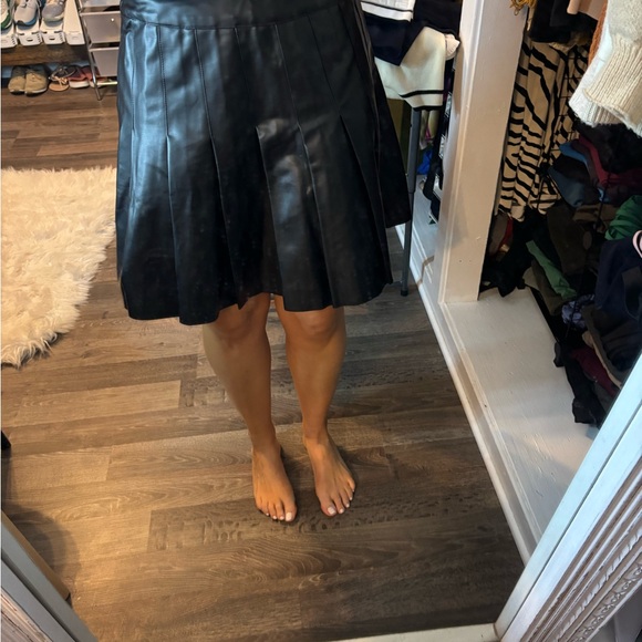Woman’s Black faux pleated leather skirt - Picture 2 of 9